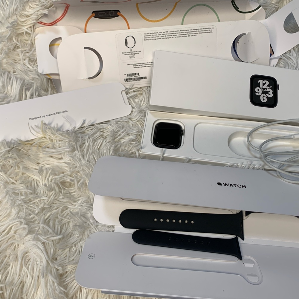 New APPLE WATCH ⌚️ WITH BOX AND BAND